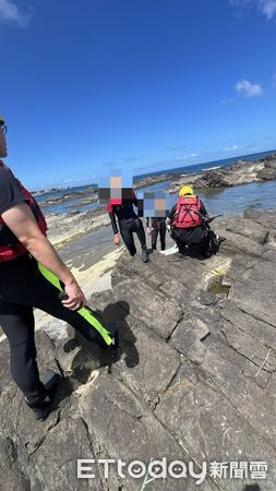 ▲▼            2名女子至貢寮金銀島外海浮潛，被海浪捲走幸運獲救。（圖／記者郭世賢翻攝，下同）