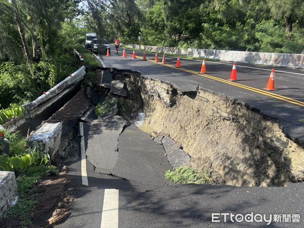 ▲墾丁森林遊樂區牌樓進入往牧場方向約200公尺處坍方。（圖／墾管處提供）