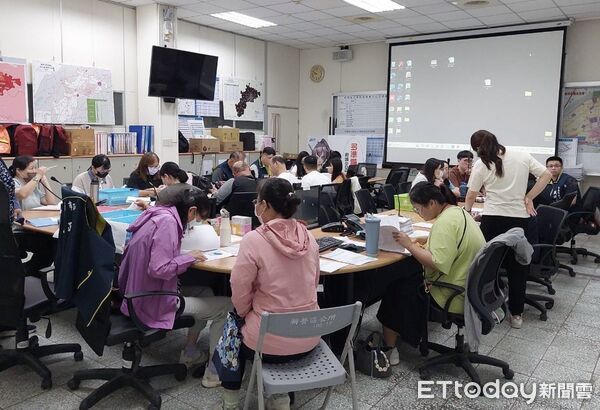 ▲台南市府啟動跨局處支援，各公所人員假日持續投入審核與現場勘查，加速屋損慰助金審查與撥款，盼災民能早日獲得補助。（記者林東良翻攝，下同）