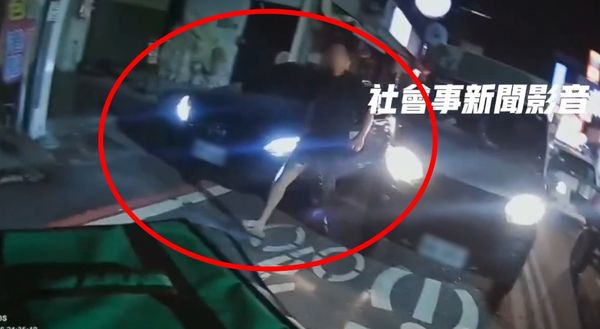 ▲▼賓士車駕駛怕被外送員檢舉，違停下車叫囂。（圖／翻攝自社會事新聞影音