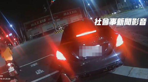 ▲▼賓士車駕駛怕被外送員檢舉，違停下車叫囂。（圖／翻攝自社會事新聞影音