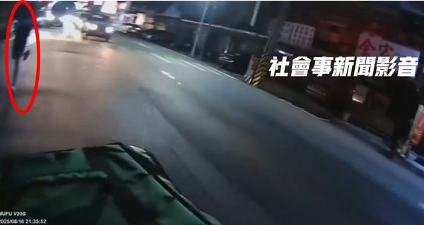 ▲▼賓士車駕駛怕被外送員檢舉，違停下車叫囂。（圖／翻攝自社會事新聞影音