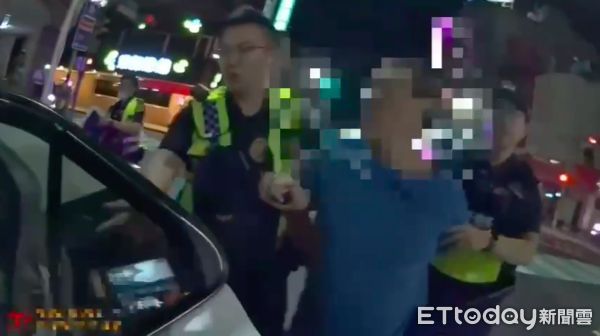 ▲▼三重林男喝醉對員警咆哮，林男衝到警車旁要開車門，警方涉嫌妨害公務及社秩法將林男壓制帶回派出所             。（圖／記者陳以昇翻攝）