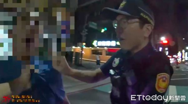 ▲▼三重林男喝醉對員警咆哮，林男衝到警車旁要開車門，警方涉嫌妨害公務及社秩法將林男壓制帶回派出所             。（圖／記者陳以昇翻攝）