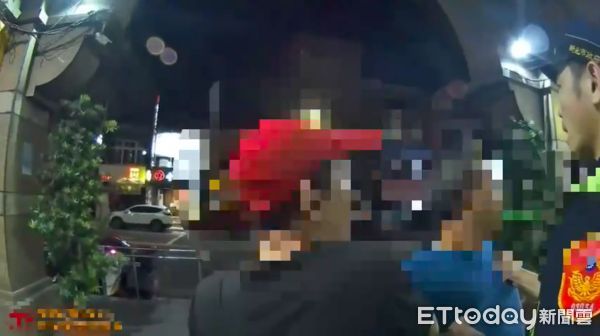 ▲▼三重林男喝醉對員警咆哮，林男衝到警車旁要開車門，警方涉嫌妨害公務及社秩法將林男壓制帶回派出所             。（圖／記者陳以昇翻攝）