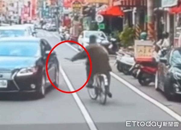 ▲▼     彰化一名男子，今（17）日不明原因手持刀具，騎腳踏車沿路破壞機車後照鏡        。（圖／記者唐詠絮翻攝）