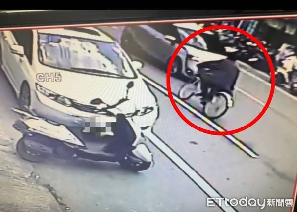 ▲▼     彰化一名男子，今（17）日不明原因手持刀具，騎腳踏車沿路破壞機車後照鏡        。（圖／記者唐詠絮翻攝）