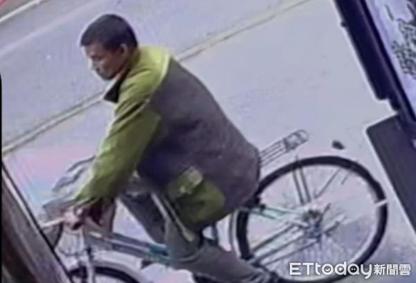 ▲▼     彰化一名男子，今（17）日不明原因手持刀具，騎腳踏車沿路破壞機車後照鏡        。（圖／記者唐詠絮翻攝）