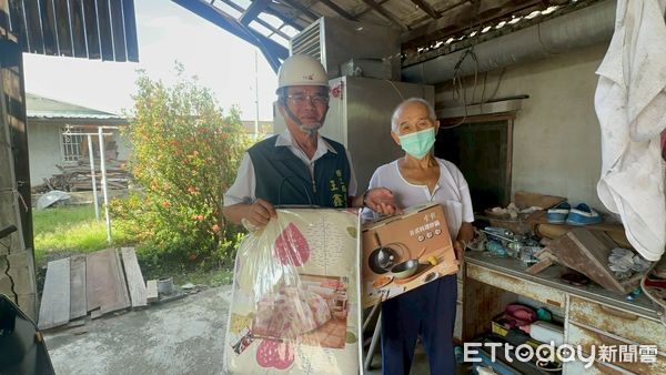 ▲台南做工行善志工團隊，冒雨趕工完成獨居老翁住家修繕，天空出現彩虹象徵希望。（記者林東良翻攝，下同）