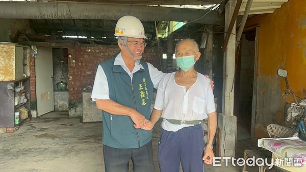 ▲台南做工行善志工團隊，冒雨趕工完成獨居老翁住家修繕，天空出現彩虹象徵希望。（記者林東良翻攝，下同）