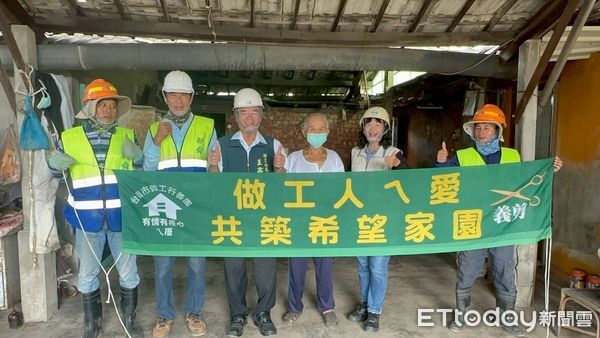 ▲台南做工行善志工團隊，冒雨趕工完成獨居老翁住家修繕，天空出現彩虹象徵希望。（記者林東良翻攝，下同）