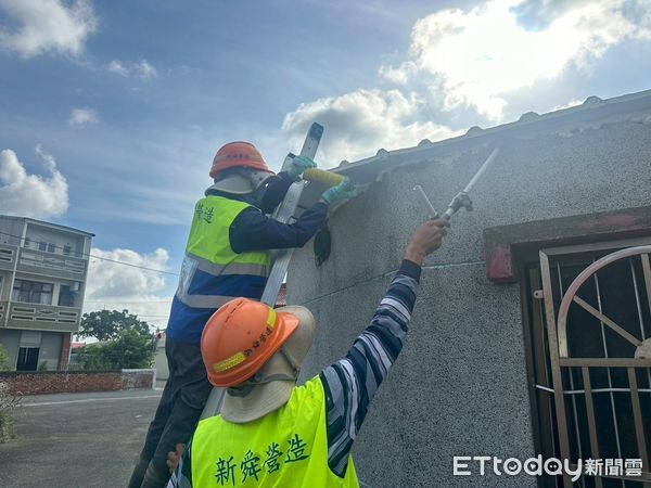 ▲台南做工行善志工團隊，冒雨趕工完成獨居老翁住家修繕，天空出現彩虹象徵希望。（記者林東良翻攝，下同）