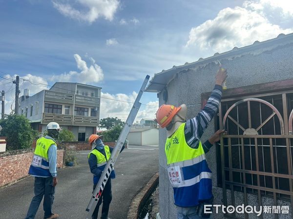 ▲台南做工行善志工團隊，冒雨趕工完成獨居老翁住家修繕，天空出現彩虹象徵希望。（記者林東良翻攝，下同）