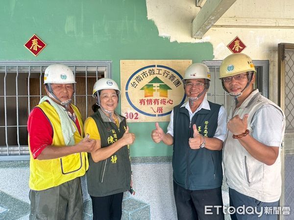 ▲台南做工行善志工團隊，冒雨趕工完成獨居老翁住家修繕，天空出現彩虹象徵希望。（記者林東良翻攝，下同）