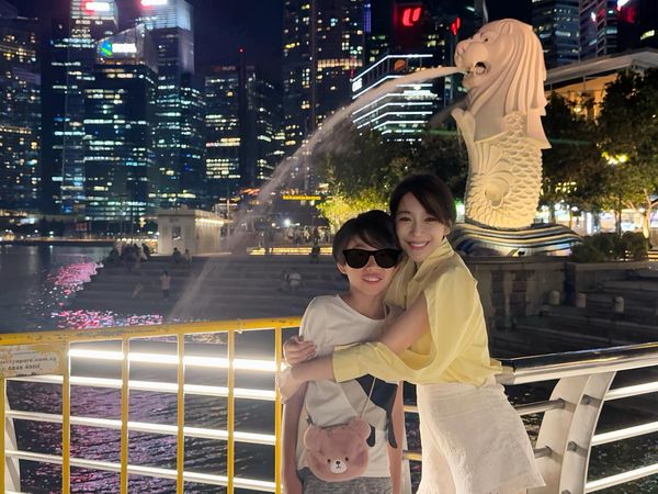 ▲▼依依帶兒出國「身上只剩948元」急找台人換錢：被當詐騙。（圖／翻攝自Facebook／雙胞胎 依依佩佩 的 依依）