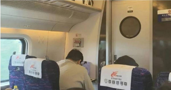 有大陸網友上網抱怨搭高鐵隔壁男子200公斤，害他一路被擠到很不舒服，拍照PO網後引發熱議，官方回應「建議現場協商換座」。（圖／翻攝自微博／經視直播）