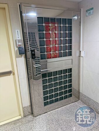 有民眾到仙塔事務所，發現大門深鎖、人去樓空。（讀者提供）