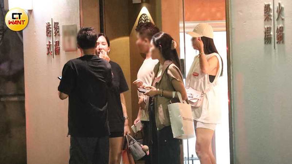 娛樂報報／林志穎妻偕友嗑鍋露美腿任人「噴」　續攤30分便冒雨趕回家當賢妻