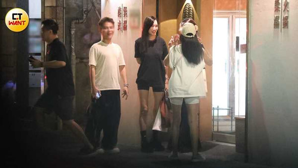 娛樂報報／林志穎妻偕友嗑鍋露美腿任人「噴」　續攤30分便冒雨趕回家當賢妻