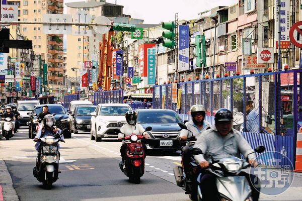 萬大中和線正圍起圍籬施工，專家建議可趁現在交通黑暗期買進，等待未來房價亮起來。