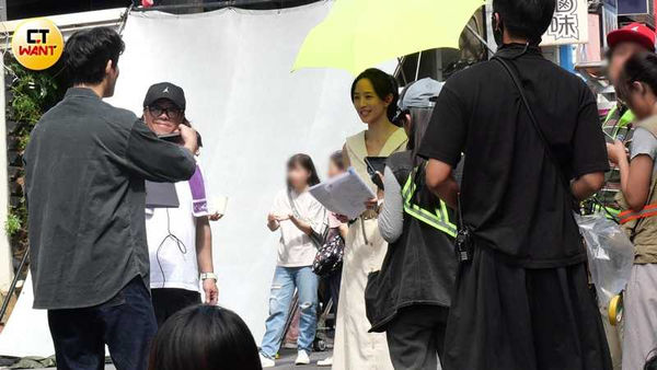 片場直擊／周渝民帥氣當黃牛現身電影街　使出把妹招數耍帥逗樂張鈞甯