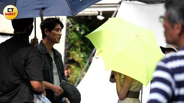 片場直擊／周渝民帥氣當黃牛現身電影街　使出把妹招數耍帥逗樂張鈞甯