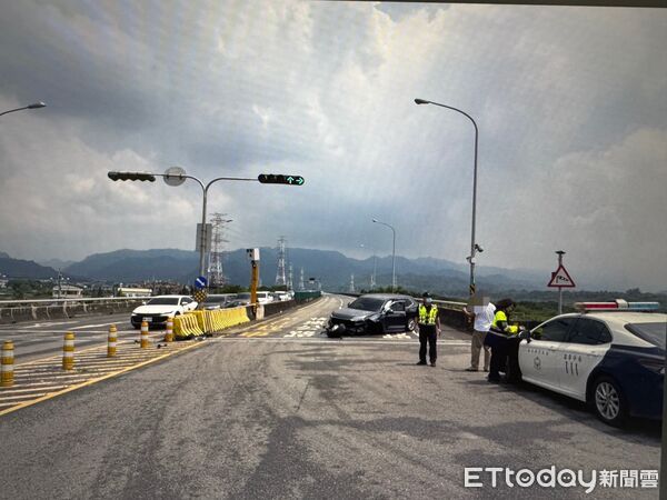 ▲父子共乘的休旅車自撞中央分隔島，父子輕傷就醫，剛買不到1個月新車斷輪、嚴重毀損。（圖／記者楊永盛翻攝）