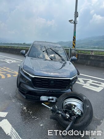 ▲父子共乘的休旅車自撞中央分隔島，父子輕傷就醫，剛買不到1個月新車斷輪、嚴重毀損。（圖／記者楊永盛翻攝）