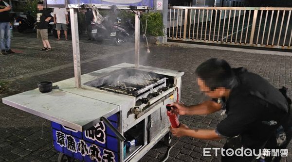 ▲台東四維路夜市章魚丸子攤突發火警。（圖／記者楊晨東翻攝）