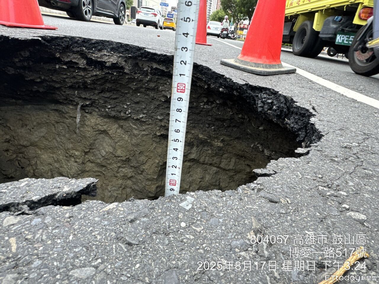 高雄市區驚見「2米深天坑」原因出爐　市府明開挖