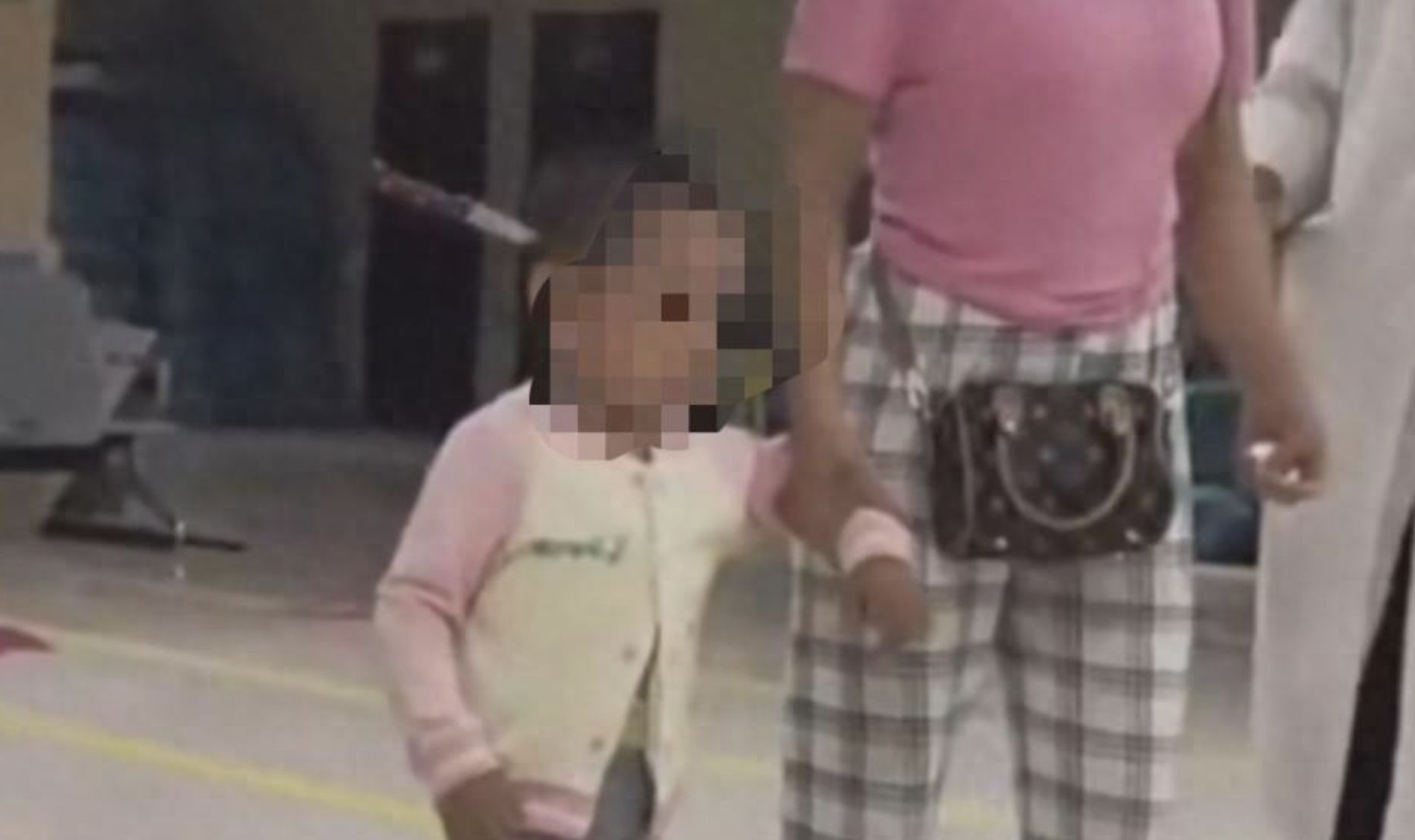 ▲雲南3歲女童頭上插著一把水果刀，牽著媽媽的手走路就醫。（圖／翻攝紅星新聞）