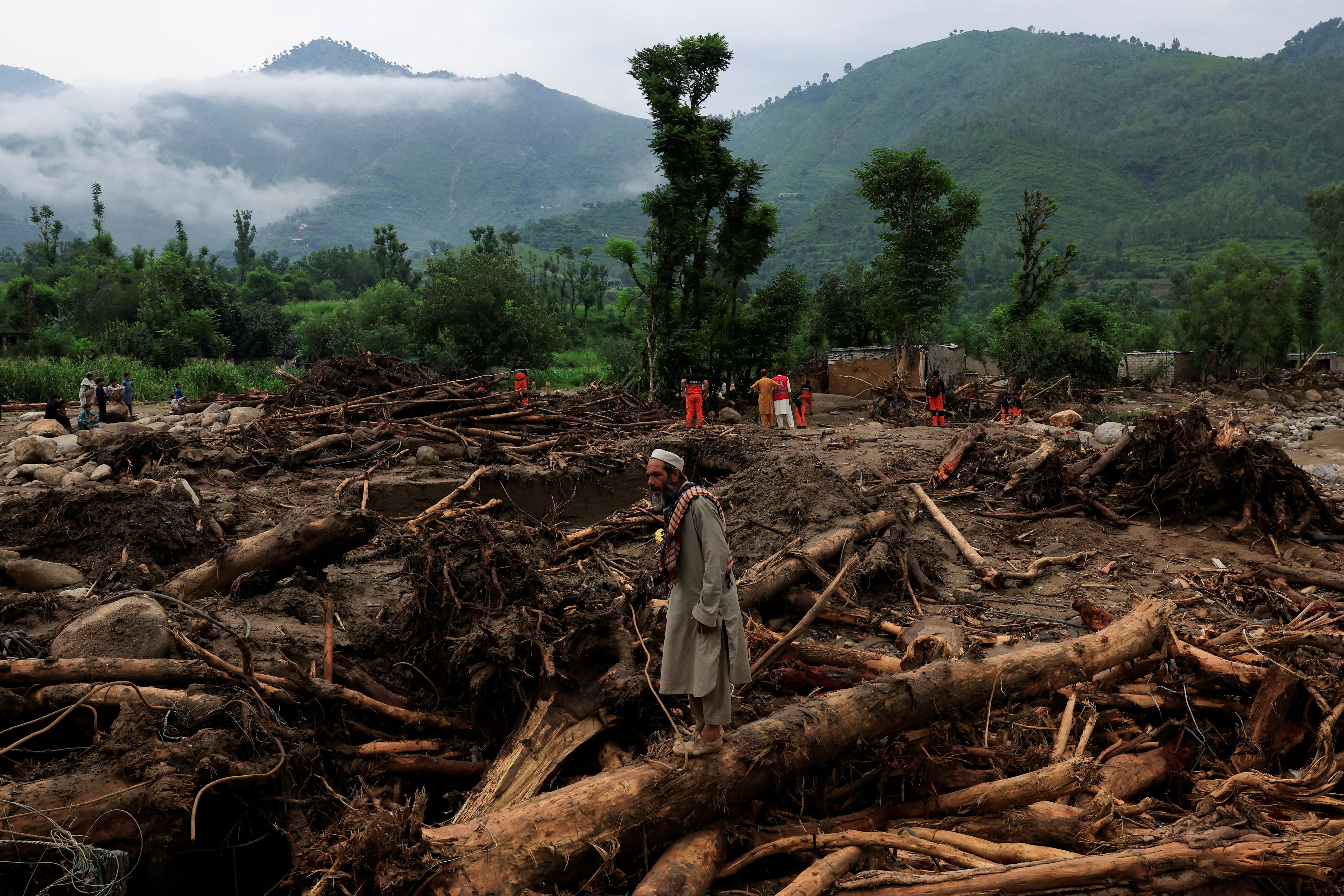 ▲▼巴基斯坦開伯爾-普赫圖赫瓦省布內爾縣遭遇嚴重的洪患，成年男子搬運孩童的棺材。（圖／路透）