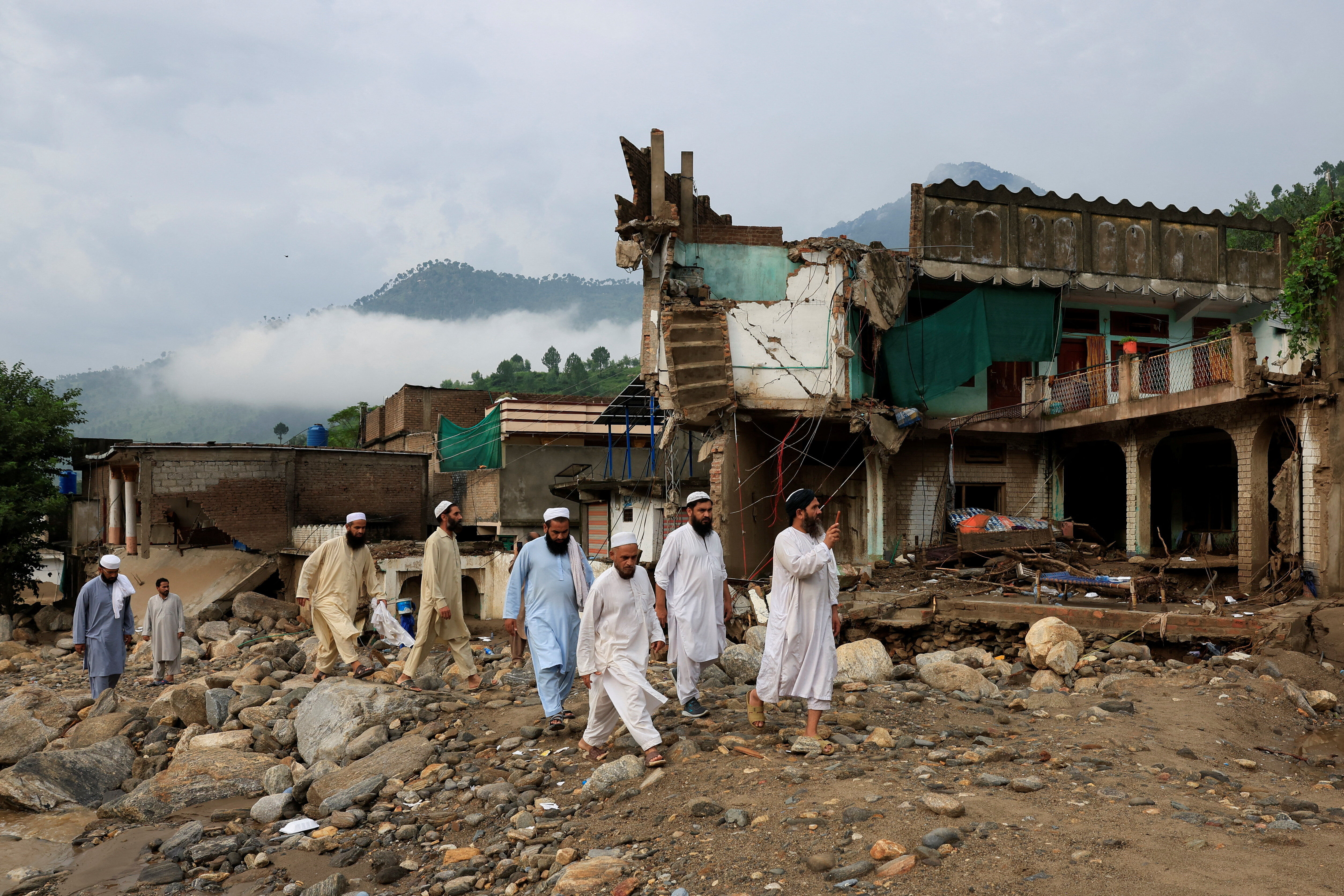 ▲▼巴基斯坦開伯爾-普赫圖赫瓦省布內爾縣遭遇嚴重的洪患，成年男子搬運孩童的棺材。（圖／路透）