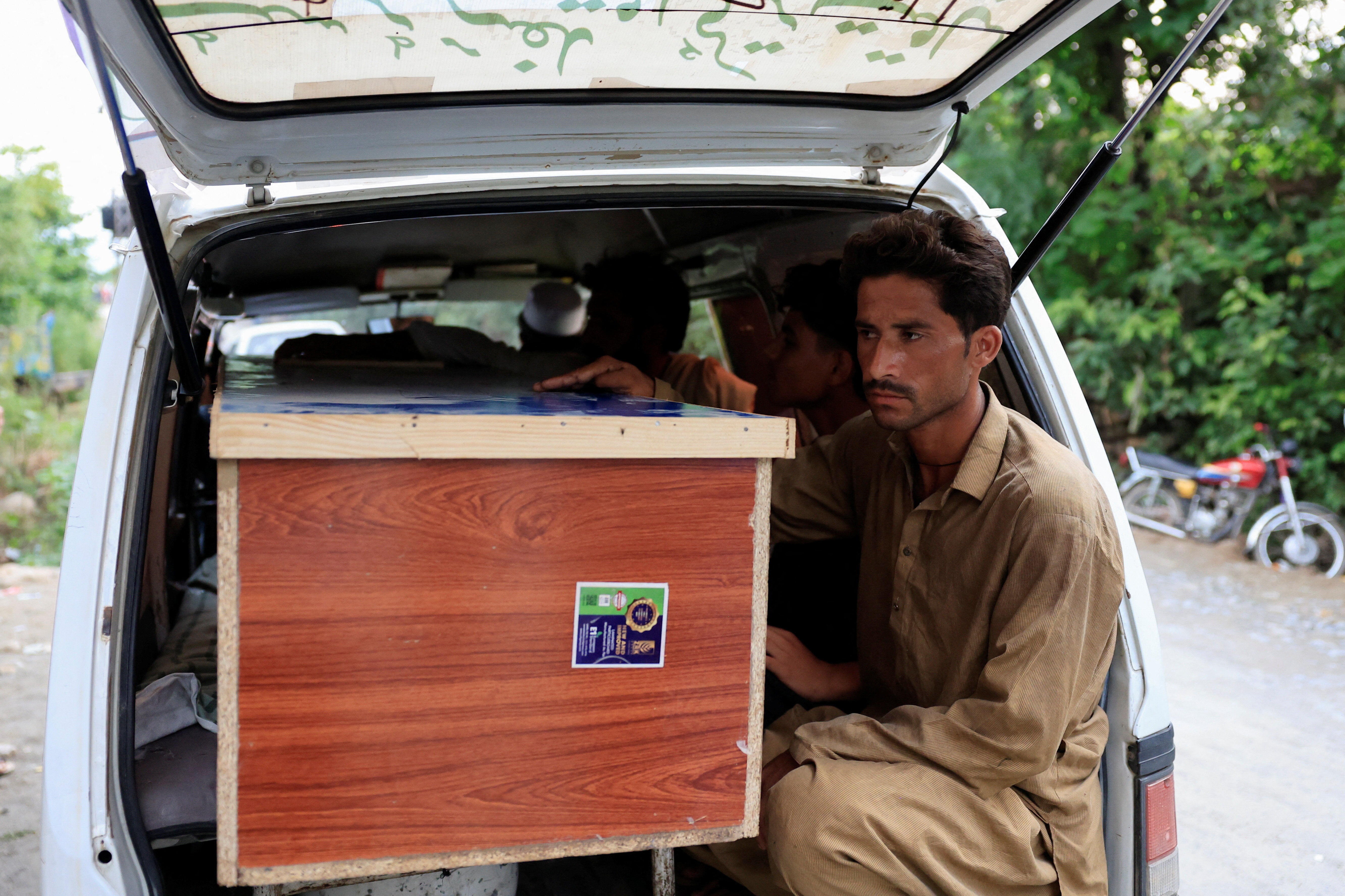 ▲▼巴基斯坦開伯爾-普赫圖赫瓦省布內爾縣遭遇嚴重的洪患，成年男子搬運孩童的棺材。（圖／路透）