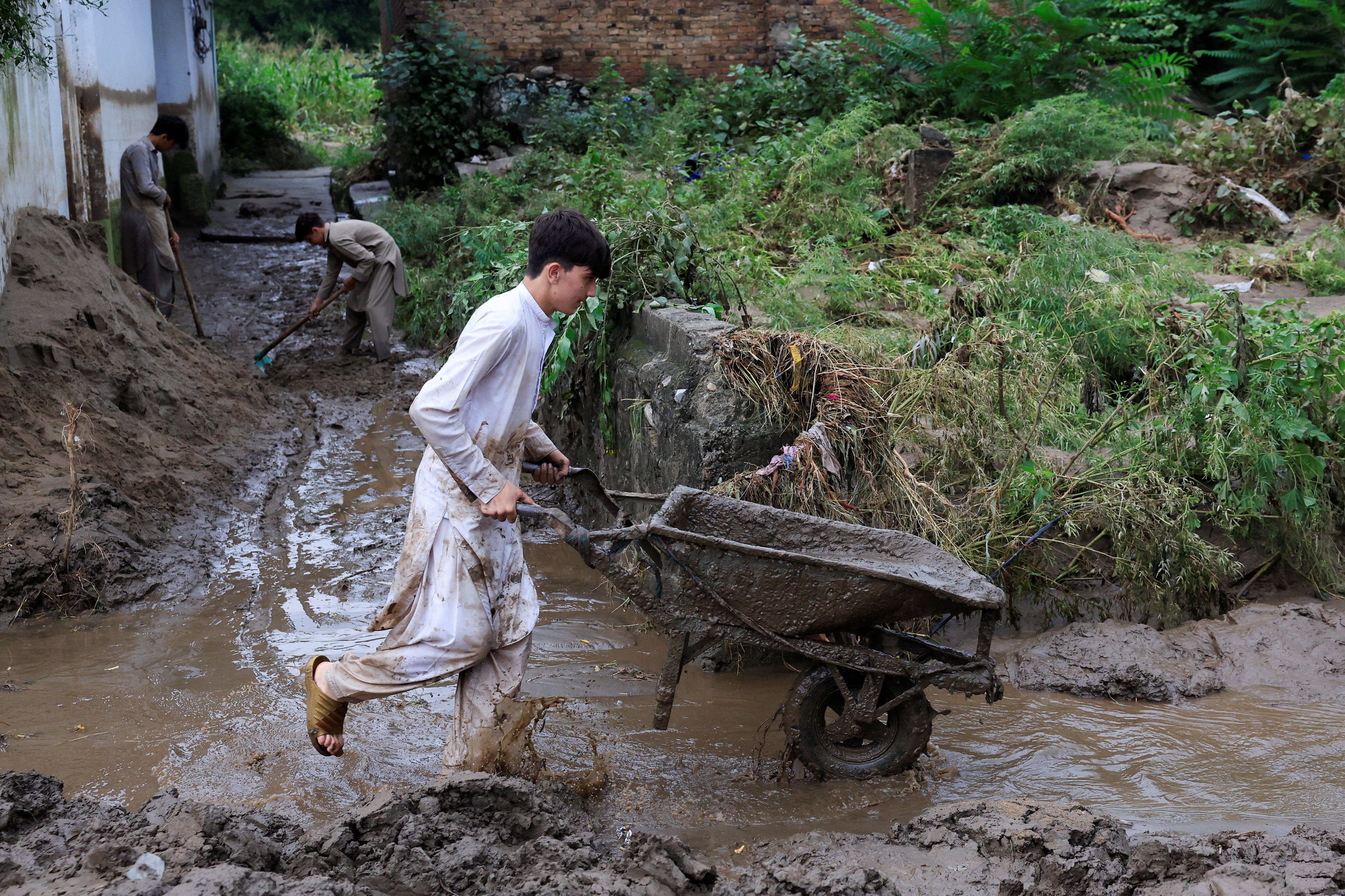 ▲▼巴基斯坦開伯爾-普赫圖赫瓦省布內爾縣遭遇嚴重的洪患，成年男子搬運孩童的棺材。（圖／路透）