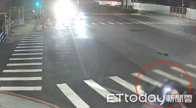撞擊畫面曝!22歲男騎士詭撞分隔島 頭顱爆裂肋骨慘斷重傷昏迷