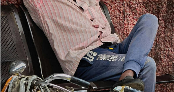 許多人一坐下來，就會忍不住開始抖腳。（示意圖／翻攝Pexels）