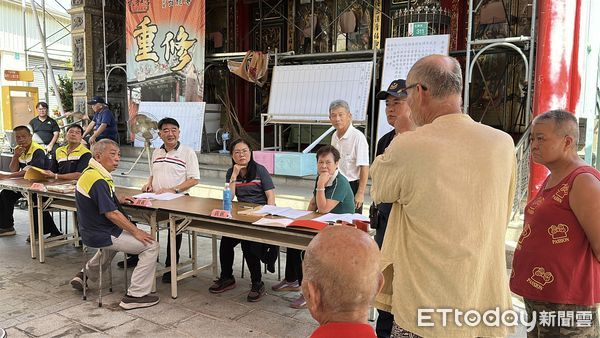 ▲台南元和宮18日舉辦第17屆信徒大會暨改選，現場信眾質疑財務黑箱，爭議不斷。（記者林東良翻攝，下同）
