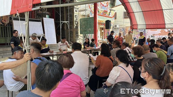 ▲台南元和宮18日舉辦第17屆信徒大會暨改選，現場信眾質疑財務黑箱，爭議不斷。（記者林東良翻攝，下同）