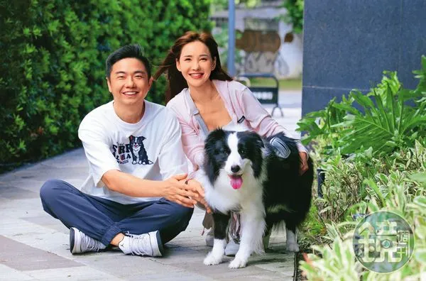 徐千京（右）養了一隻邊境牧羊犬「荷葉」，5歲的牠沒辦法安靜下來，熊爸（左）特別到徐家幫忙指導。