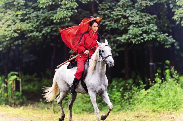 徐千京是個好學的女生，為了讓演藝事業更上一層樓，自己花錢習得一身本領；她因會馬術，順利接演《火車來去》。（翻攝自徐千京臉書）