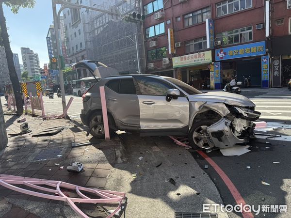 ▲▼李男癲癇發作開車衝上人行道，撞壞鐵欄杆，造成車頭嚴重毀損             。（圖／記者陳以昇翻攝）