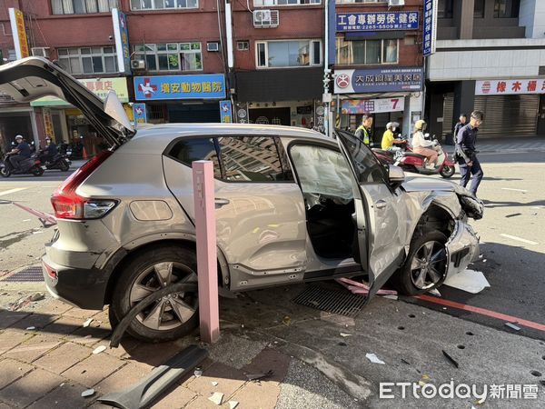 ▲▼李男癲癇發作開車衝上人行道，撞壞鐵欄杆，造成車頭嚴重毀損             。（圖／記者陳以昇翻攝）