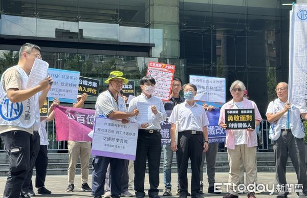 ▲▼台灣鐵路產業工會、公民幫推等民團今赴交通部抗議。（圖／記者周湘芸攝）