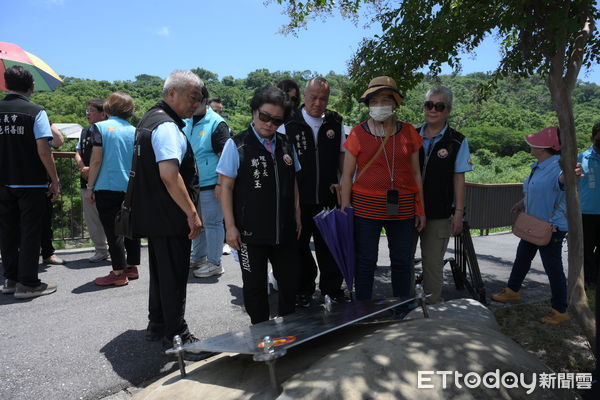 ▲▼花蓮市公所為感謝嘉邑行善團長期關懷花蓮地區，特於新農兵橋旁設立紀念牌。（圖／花蓮市公所提供，下同）