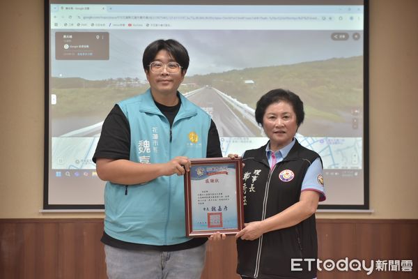 ▲▼花蓮市公所為感謝嘉邑行善團長期關懷花蓮地區，特於新農兵橋旁設立紀念牌。（圖／花蓮市公所提供，下同）