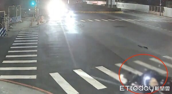 ▲▼監視器拍下撞擊瞬間，事故現場撞擊的分隔島，機車車體嚴重毀損             。（圖／記者陳以昇翻攝）