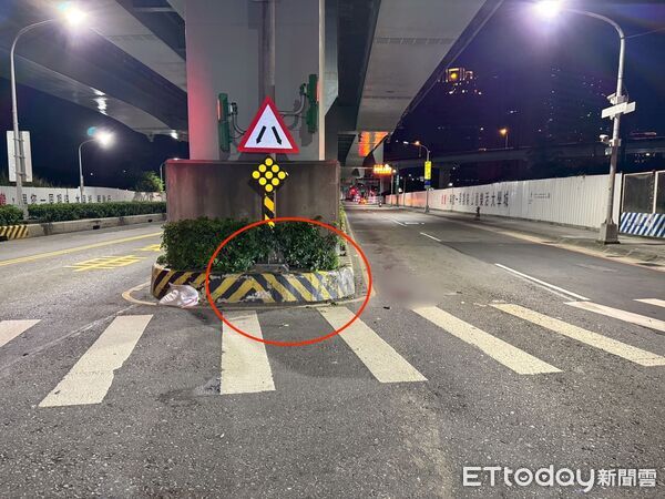 ▲▼監視器拍下撞擊瞬間，事故現場撞擊的分隔島，機車車體嚴重毀損             。（圖／記者陳以昇翻攝）