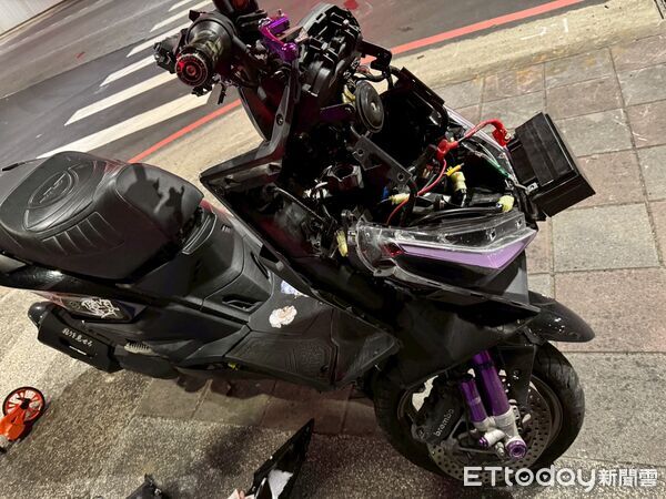 ▲▼監視器拍下撞擊瞬間，事故現場撞擊的分隔島，機車車體嚴重毀損             。（圖／記者陳以昇翻攝）