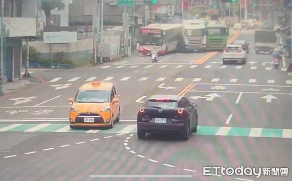 ▲一部大貨車失控撞上停靠站的公車，並波及旁邊的曳引車。（圖／龜山警分局提供、下同）